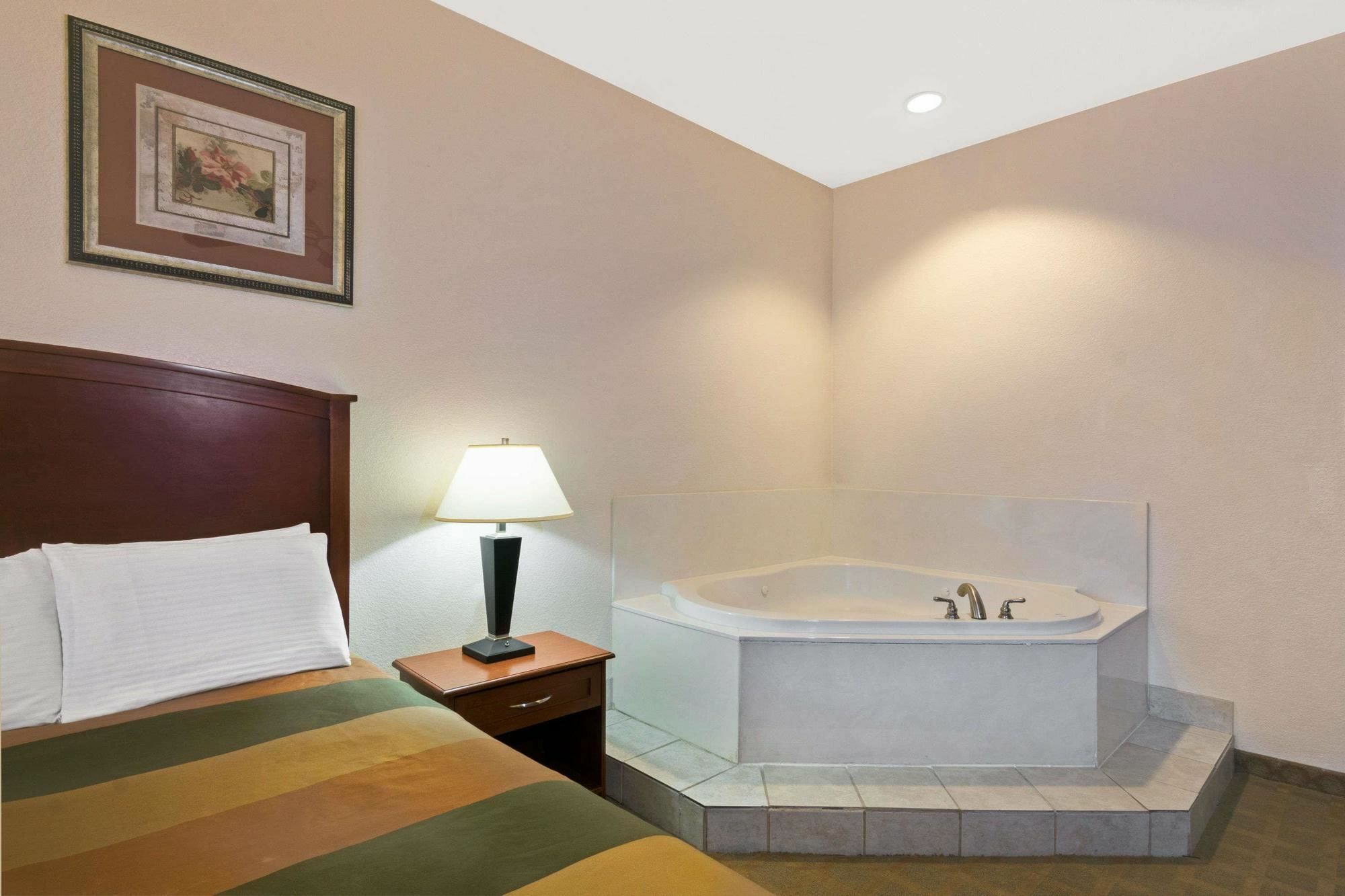 Super 8 By Wyndham Austin/Airport South Hotel Luaran gambar
